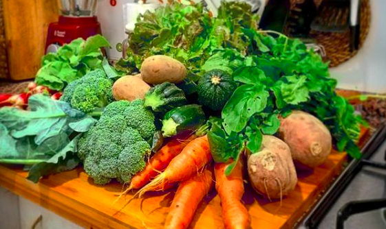 Cistella petita de verdures ecològiques